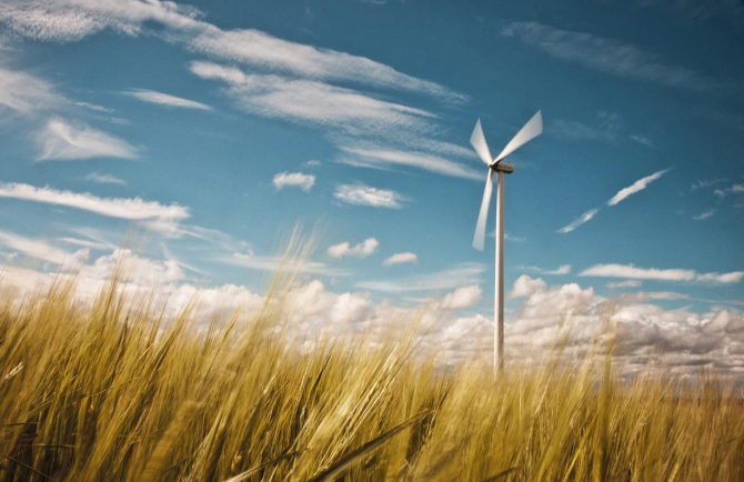 Windkraftanlage auf einem Feld